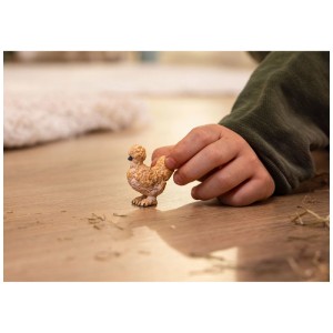 Schleich Farm World Seidenhuhn Figur, gehalten von Kinderhand, detailreich und naturgetreu.