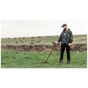 Détecteur de métaux Minelab Intrepid Tactical utilisé dans un pré.