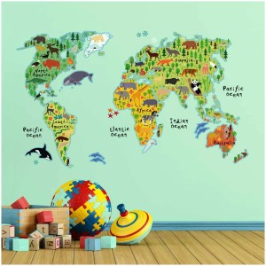 Adesivo murale Mappamondo XL con animali per cameretta, applicato su parete verde.