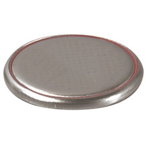 Primi piano di una pila a bottone al litio Duracell CR1616 per dispositivi speciali.