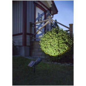 Solar-Scheinwerfer Powerspot beleuchtet Busch im Garten. Kompakte Solar-Wegeleuchte für Aussenbereiche.