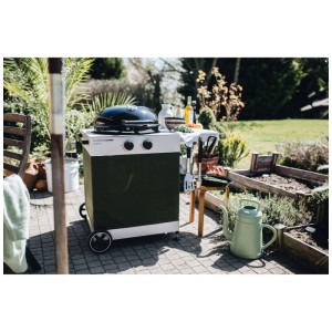 Grill a sfera Outdoorchef con utensili per grigliare in giardino.