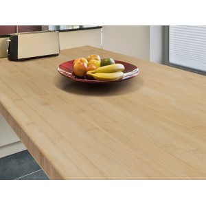 Piano di lavoro in legno massello di bambù chiaro 240 cm con fruttiera in cucina.