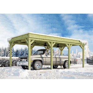 Carport singolo Weka 609 in legno con auto in inverno. Il carport ha una guaina autoadesiva.