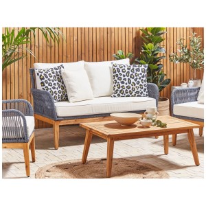 Zwei Gartenkissen mit buntem Leopardenmuster auf hellem Grund, ideal für Sofa oder Lounge.