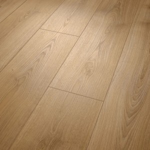 Egger NatureSense Laminat Eiche Nord, 8 mm stark, helle Holzoptik.