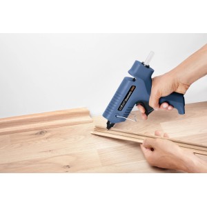 Applicazione: pistola per colla a caldo Steinel con stick di colla Ultra Power per incollare listelli di legno.