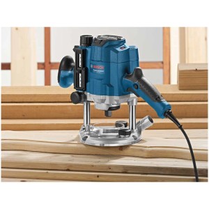 Défonceuse Bosch Professional GOF 1250 CE en bleu et argent sur fond bois.