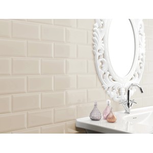 Carrelage mural Facette Metro crème, brillant, 10x20 cm dans salle de bain avec miroir.