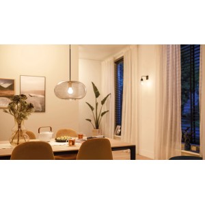 Lampadina LED Smart Philips E27, 7W, opaca, tunable white, in soggiorno con tavolo da pranzo e lampada a sospensione.