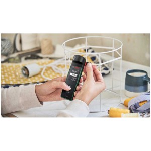 Bosch Laser-Entfernungsmesser Zamo bei Messung eines Objekts, zur Verwendung als Prüfwerkzeug.