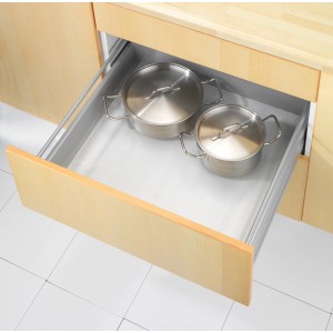 Tappetino antiscivolo trasparente Wenko (150x50 cm) in un cassetto con pentole. Utile accessorio da cucina.