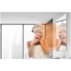 Sonnenkönig Infrarot-Heizwand Elegance Spiegel 600 in bagno con donna riflessa.
