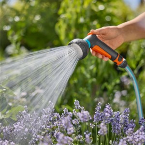 Starter-Set Gardena Classic con doccetta da giardino per innaffiare i fiori.