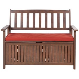 Banc de jardin Beliani Sovana en acacia, marron avec coussin rouge et espace de rangement.