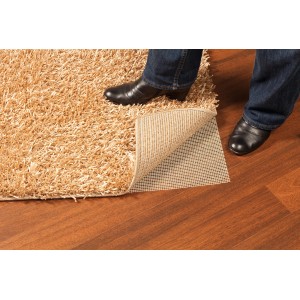 Sous-tapis OBI (80x130cm) sous tapis beige sur plancher en bois, avec pied
