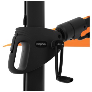 Detailaufnahme: Schwarze Kurbel und Mechanismus des orangefarbenen Doppler Pendelschirm AX myZone.