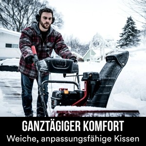 Homme utilisant un casque antibruit 3M WorkTunes Connect pendant le déneigement. Casque noir sans fil.