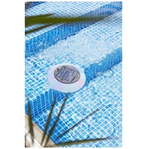 Lampe solaire LED blanche Star Trading Pool Light dans la piscine, offrant un éclairage d'ambiance.
