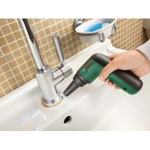 Spazzola a batteria Bosch Universal Brush in uso per pulire un rubinetto in bagno.