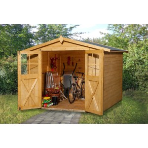 Abri de jardin en bois Weka Parma lasuré ouvert avec toit à deux pentes et outils de jardin.