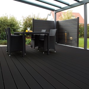 Terrasse avec lames de terrasse Rettenmeier WPC anthracite couleur ébène et mobilier de jardin.