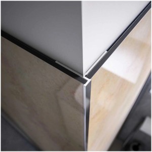 Breuer Eckprofil in Chrom, 255 cm, für flächenbündige Rückwände in Dusche oder Bad.