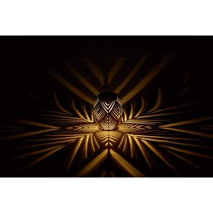 Lampe de table solaire motif feuille, Ø 12,5 cm, couleur sable, crée des effets de lumière décoratifs.