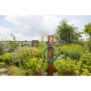 Gardena City Gardening tubo a spirale da 7,5 m con supporto su rubinetto su terrazza.