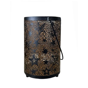 Schwarzes Metall Windlicht mit goldenem Inneren und Sternenmuster, Höhe 16 cm.