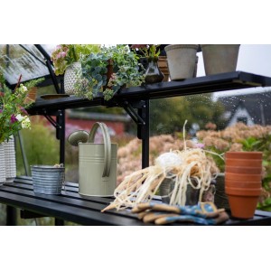 Ripiano pieghevole nero Halls per serra Icon 6 con piante e accessori da giardinaggio.