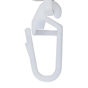 Dettaglio di un gancio bianco per tende da inserire nei binari.