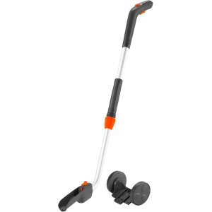 Manico telescopico Gardena con ruote per cesoie per erba, regolabile in altezza per un lavoro confortevole.