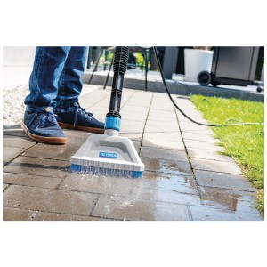 Nettoyeur haute pression Gloria Multijet avec brosse en cours d'utilisation pour nettoyer les pavés.