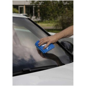 Cartrend Parkscheibe mit Eiskratzer im Einsatz auf einer Windschutzscheibe.