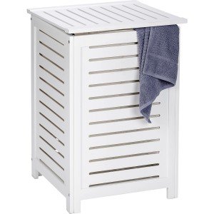Cesto portabiancheria bianco Wenko Oslo in legno massello con design a listelli e asciugamano.