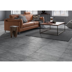 Carrelage de sol en grès cérame gris Pietra aspect pierre, 30x60 cm, posé dans un salon.
