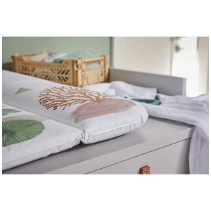 Large matelas à langer Rotho Sea Life avec motif arbre et nénuphar sur commode à langer.