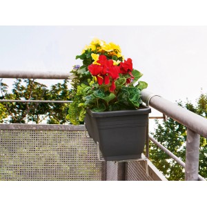 Jardinière avec des fleurs rouges et jaunes, fixée à la balustrade avec un jeu de 2 supports pour jardinière galvanisés à chaud.