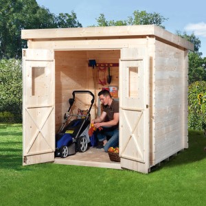 OBI casetta da giardino in legno Cortina 200x200 cm con tosaerba e uomo all'interno.