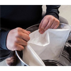Sac en non-tissé Einhell (lot de 5) inséré dans un aspirateur eau et poussière.