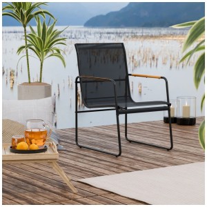 Sedia da giardino nera con textilene e braccioli effetto legno su terrazza.