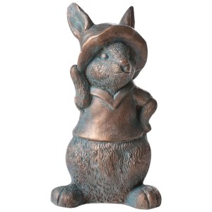 Gartenfigur Kaninchen Konakry mit Hut, braun-grün patiniert, aus Magnesiumoxid. Charmante Gartendekoration.