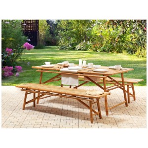 Deux bancs de jardin Beliani Tindari en bambou marron sur une terrasse dans un jardin vert. Design rustique.
