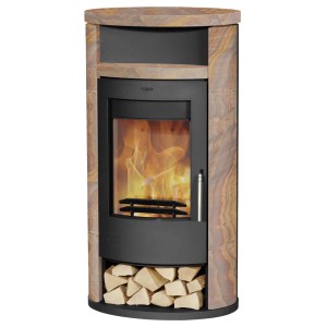 Poêle à bois Alicante Loticstone avec rangement pour le bois et feu dans le foyer.