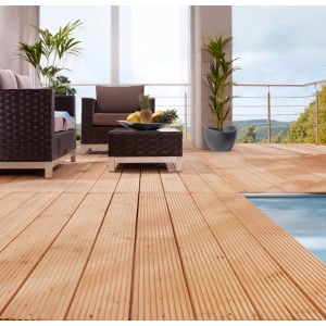 Terrasse avec lames de terrasse en douglas rainurées (2,8x14,5x200 cm) et mobilier de jardin.