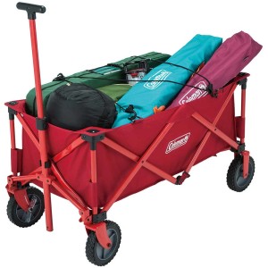 Carrello Coleman rosso con attrezzatura da campeggio. Pratico trasportino per campeggio e tempo libero.