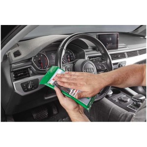 Sonax CockpitPflege-Tücher im Einsatz: Reinigung des Auto-Cockpits für eine optimale Autopflege.