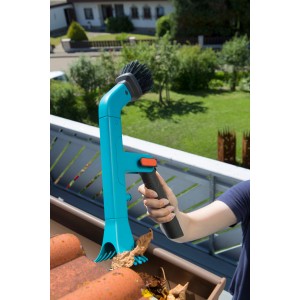 Nettoyeur de gouttières Gardena combisystem en utilisation : Nettoyage des gouttières avec brosse et grattoir. Idéal pour des gouttières propres.