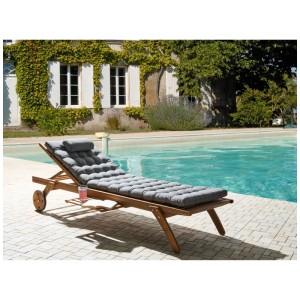 Akazienholz Sonnenliege Cesana mit grauer Auflage am Pool. Verstellbare Gartenliege mit Ausziehtablett und Rollen.